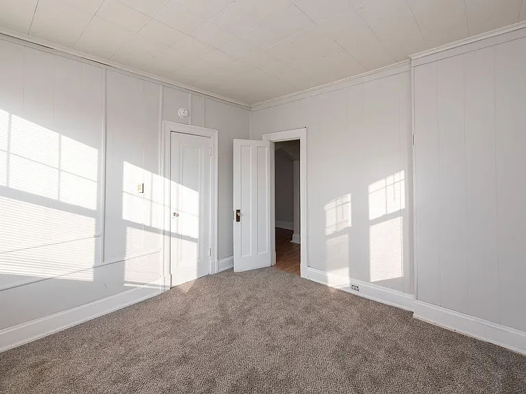Beautifully updated Tudor style duplex. Upper unit. Large rooms. 2 balconies, private entry. Fenc... — Photo 24