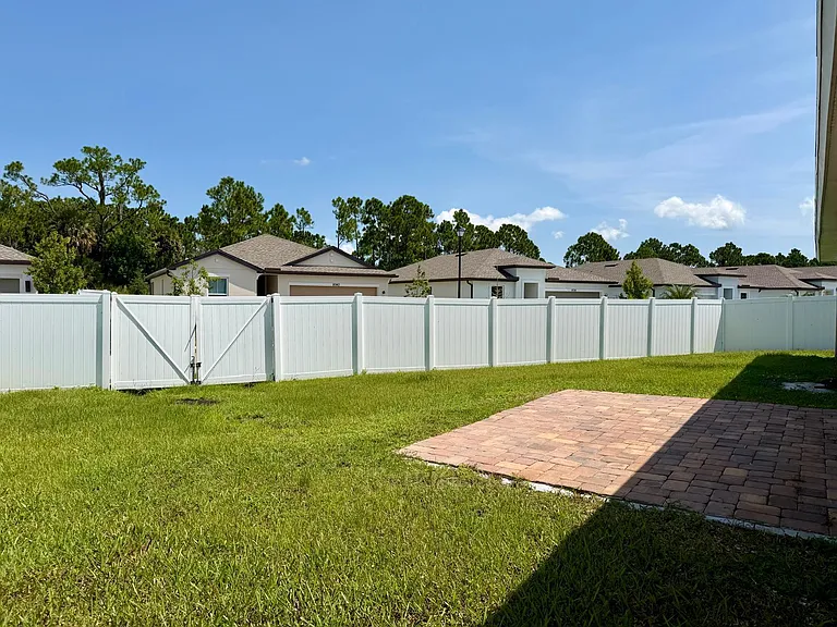 340 Palm Breezes Dr — Photo 25