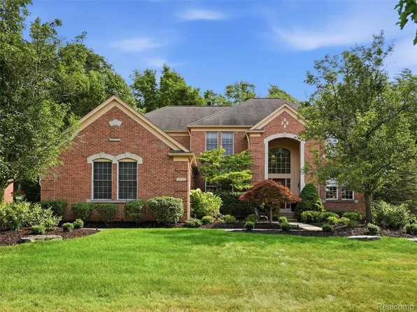 7025 Yorkshire Ct, West Bloomfield, MI 48322
