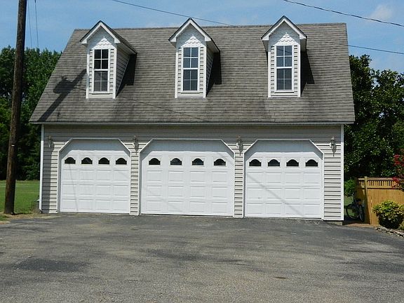 3rd image of 595 Clinton Dr