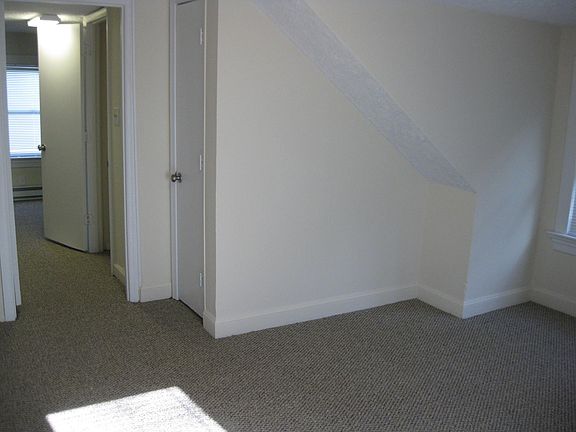 4th image of 1004 Lindsay St