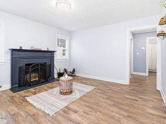 5th image of 1521 Larchmont Ave