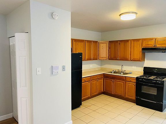 3rd image of 4915 S Drexel Blvd #404