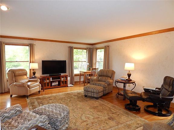 3rd image of 238 Simon Ln