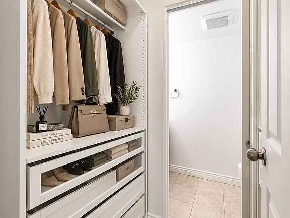 5th image of 2020 Fullerton Ave #603