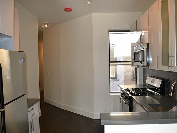 3rd image of 440 Jefferson Ave #1