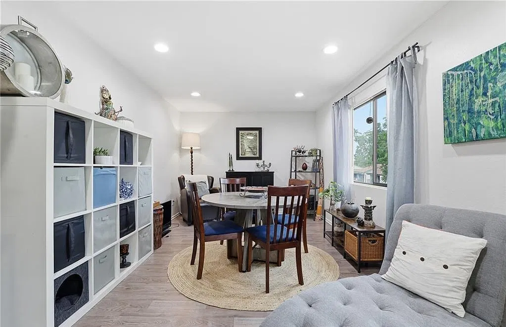2 bed, 1009 sqft, $2,700 — Photo 3