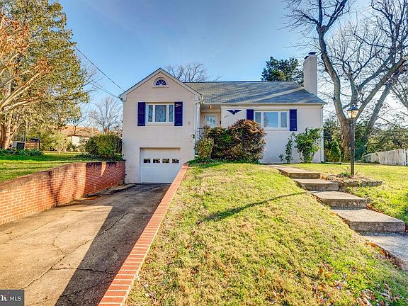 Driveway, 2-Car Tandem Garage