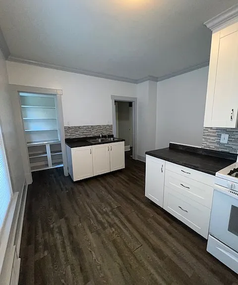 kitchen w/pantry