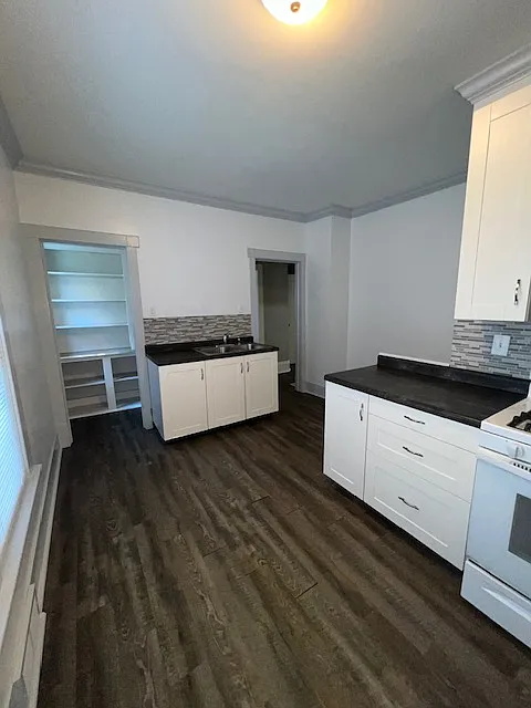 kitchen w/pantry
