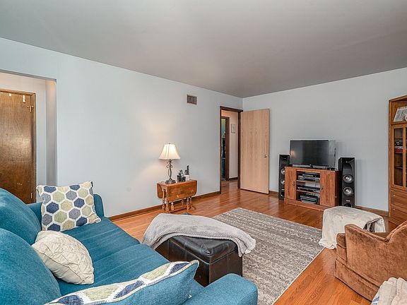 4th image of 15723 Leclaire Ave