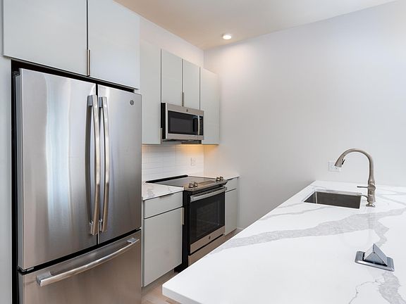 3rd image of 225 Waterman St #202