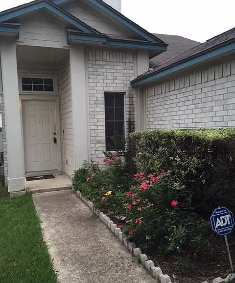 1619 Harness Race Way — Photo 2