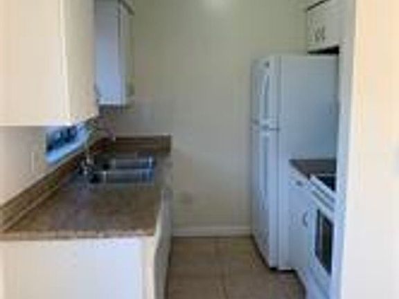 4th image of 100 SW 10th St APT 102