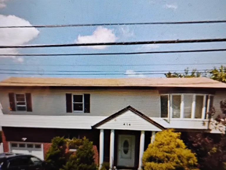 Oakley Ave — Photo 1