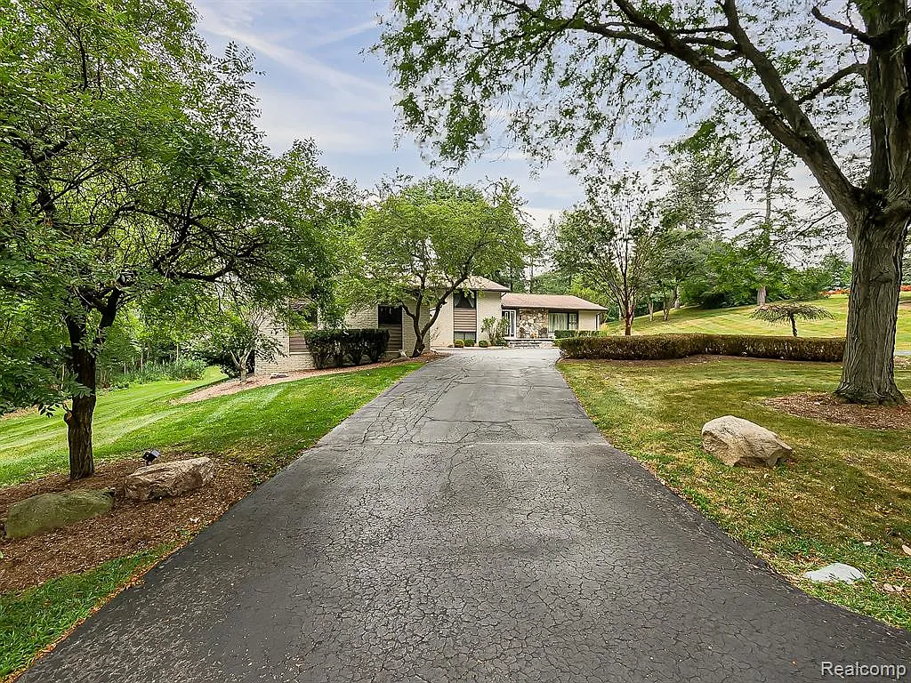 4 bed, 3.5 bath, 2972 sqft, $5,600 — Photo 1