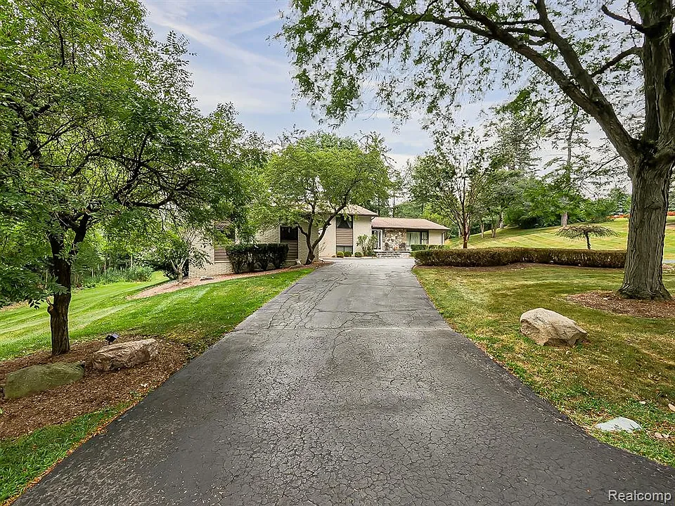 1021 Dowling Rd
