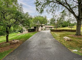 1021 Dowling Rd, Bloomfield Hills, MI 48304