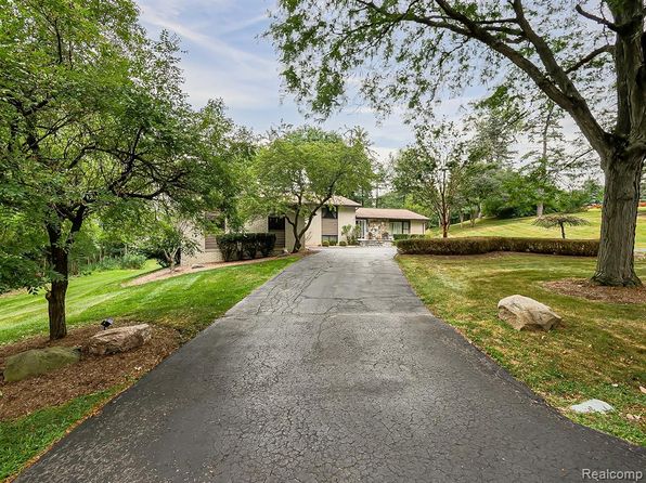 1021 Dowling Rd