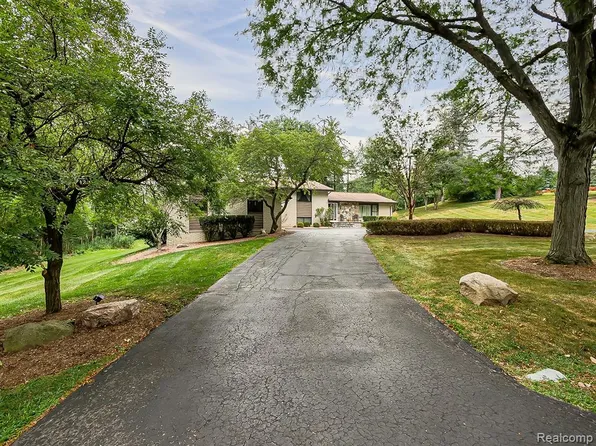1021 Dowling Rd, Bloomfield Hills, MI 48304