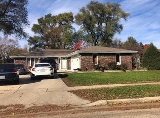 990 Mohawk Dr, Elgin, IL 60120