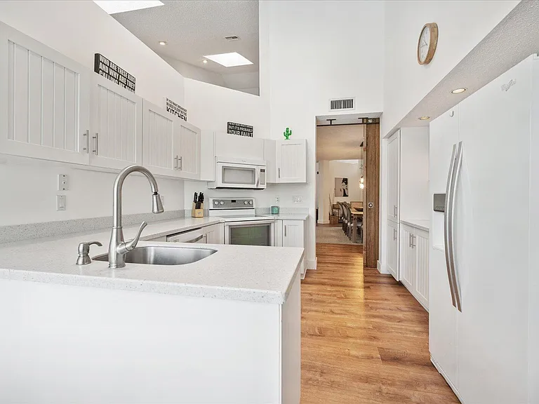 2585 Sheltingham Dr — Photo 15