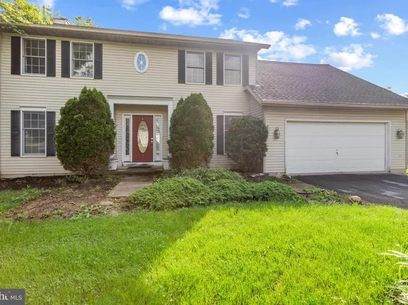 8 Clover Ln, Palmyra, PA 17078