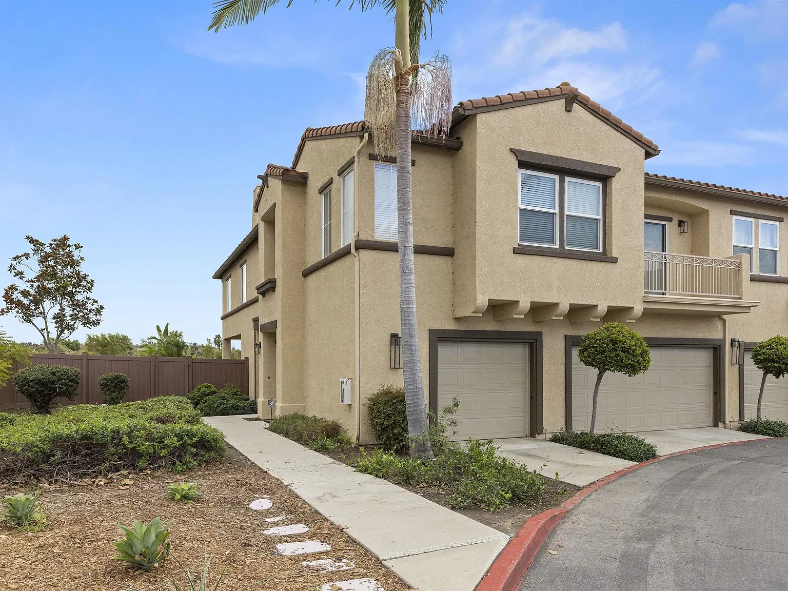 4 bed, 2.5 bath, 1837 sqft, $3,995 — Photo 3