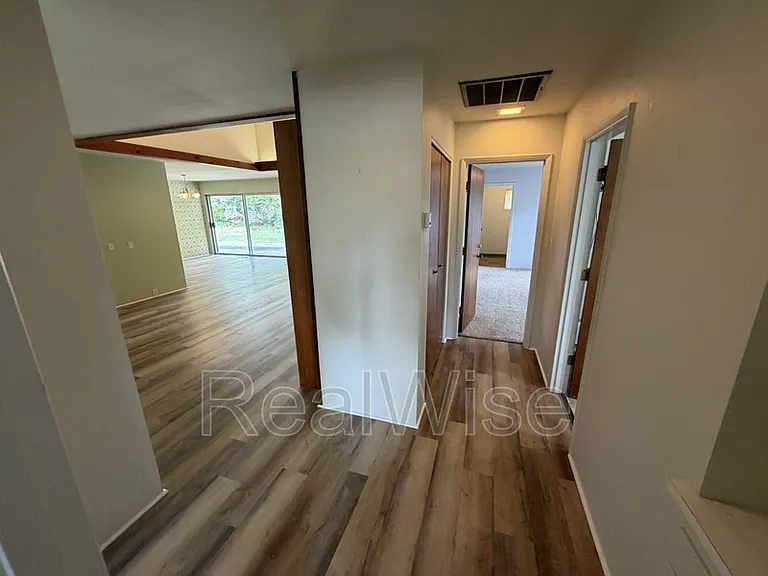 710 NW Midland Ave — Photo 35