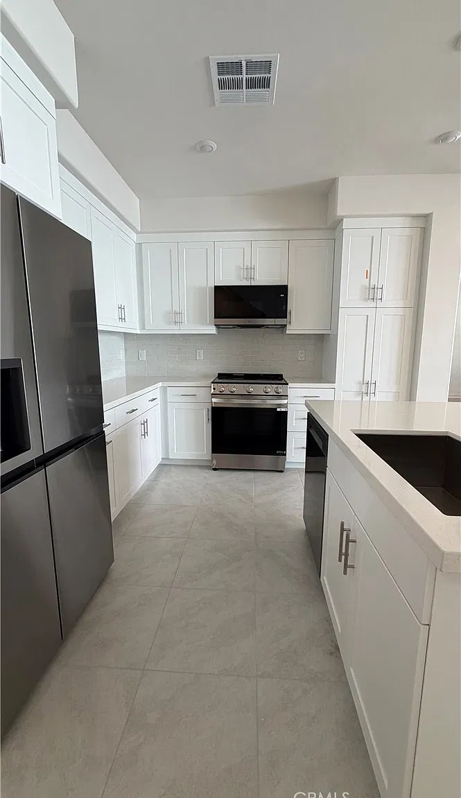 3 bed, 3.5 bath, 1728 sqft, $3,900 — Photo 2