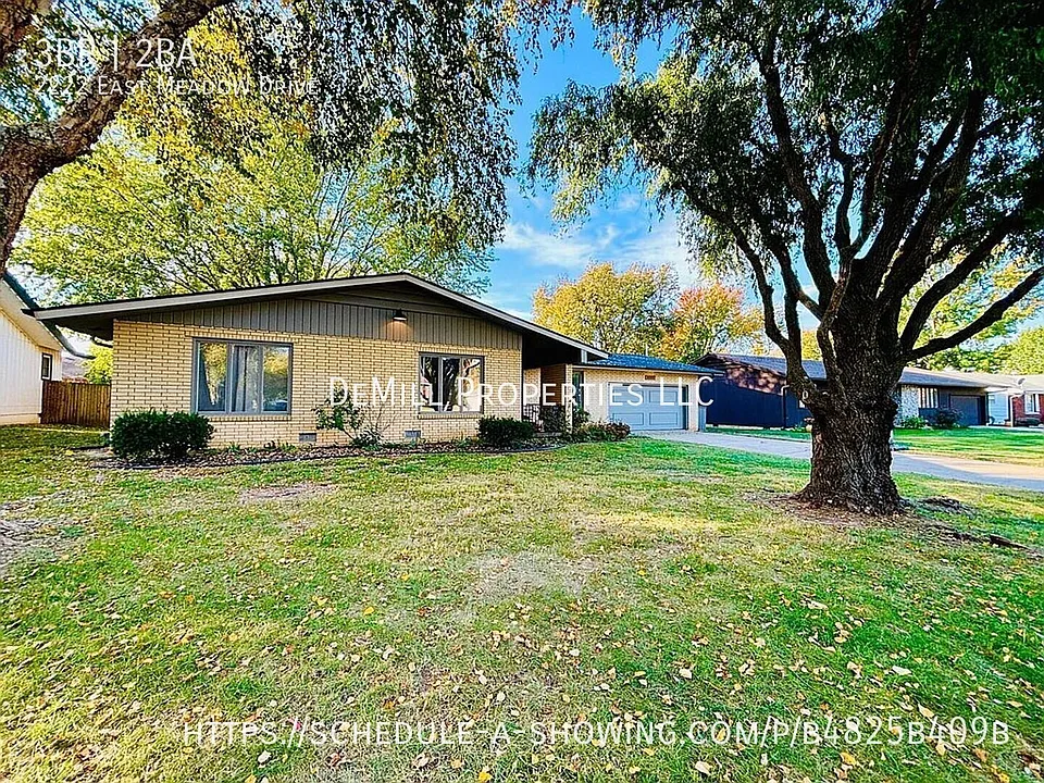 2222 E Meadow Dr