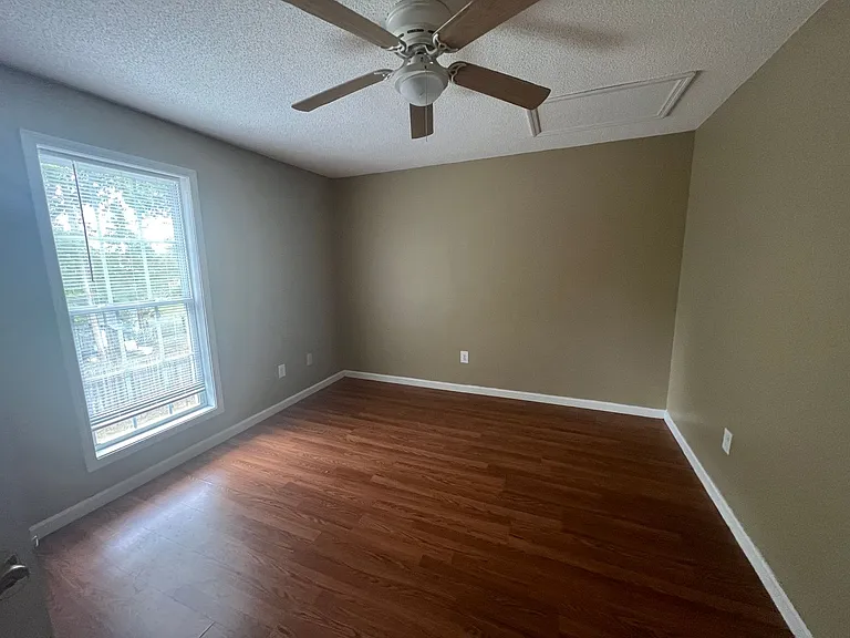 215 Brian Dr — Photo 7