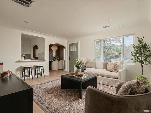 5th image of 1610 Roslyn Street