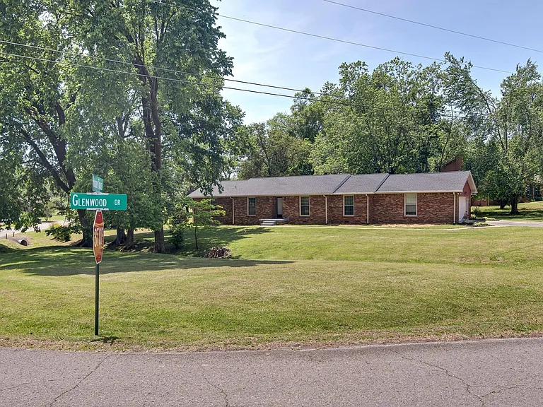 301 Glenwood Dr — Photo 2