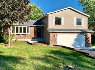 209 Countryside Ln, Lindenhurst, IL 60046