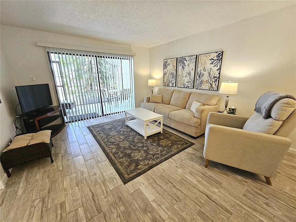 2 bed, 2.0 bath, 1145 sqft, $3,900 — Photo 2