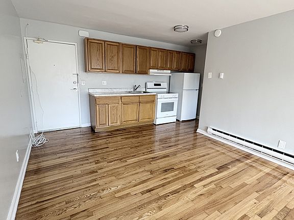3rd image of 1886 Bond St APT I