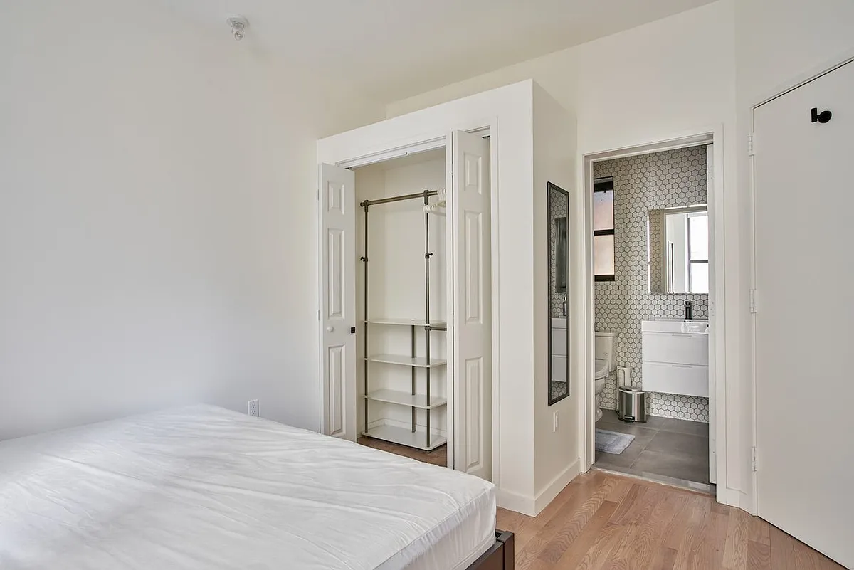 Building Photo - 424 W 47th St #3