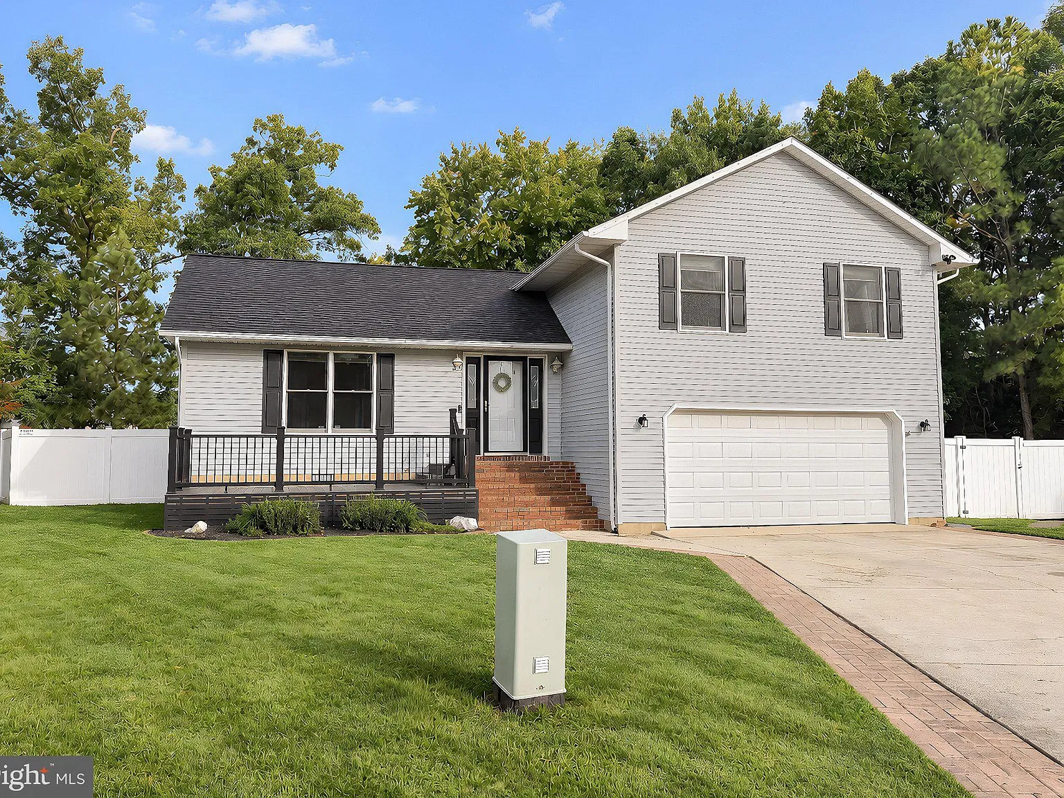 3 bed, 2.5 bath, 1904 sqft, $2,400 — Photo 2