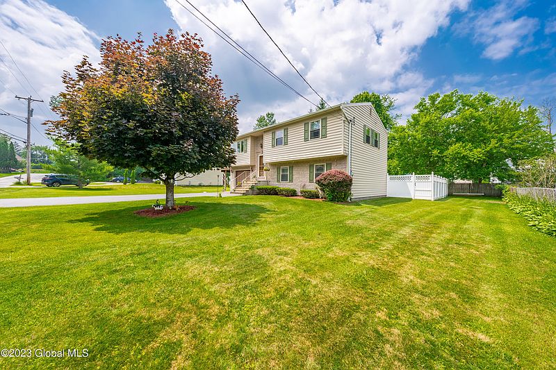 3rd image of 141 Nutwood Avenue
