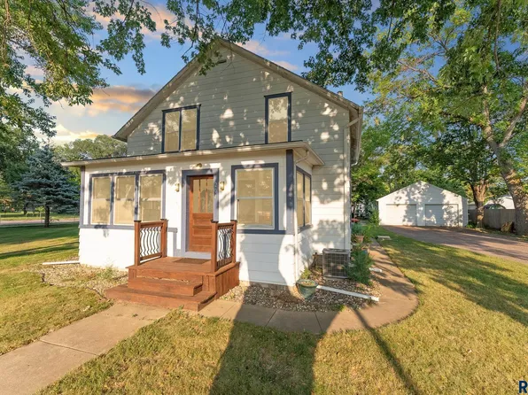 204 S Cardinal Dr, Brandon, SD 57005