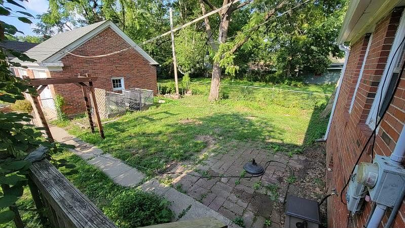 2nd image of 919 W Stewart Rd