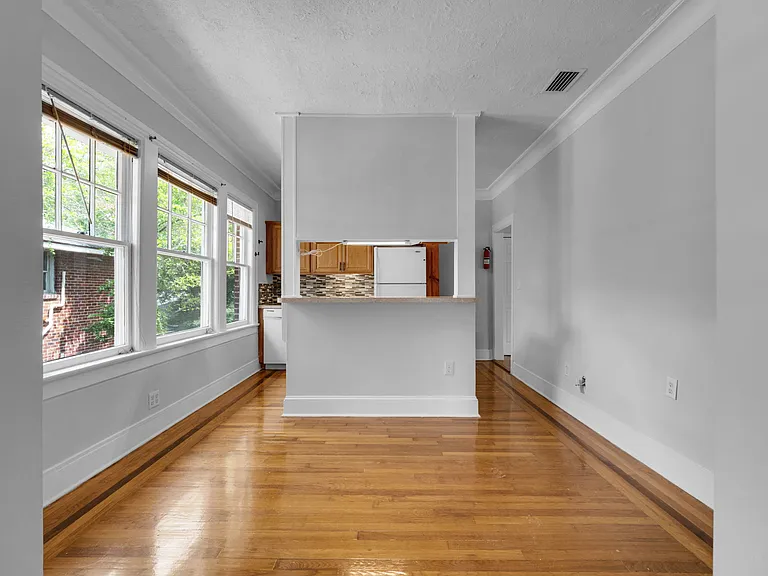 2557 Myra St — Photo 6