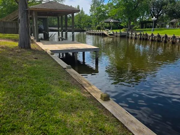 114 Robin Ave, Bridge City, TX 77611