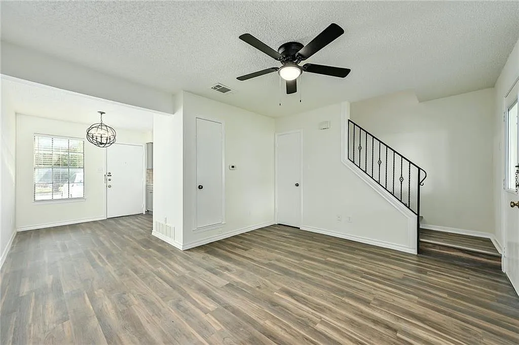 2 bed, 1.5 bath, 900 sqft, $1,300 — Photo 4