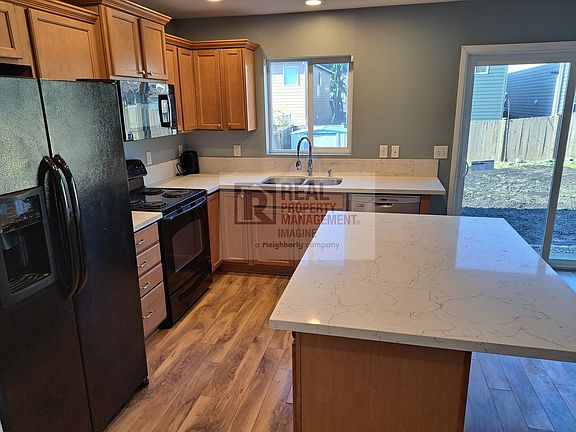 3rd image of 3125 Harrier St NE