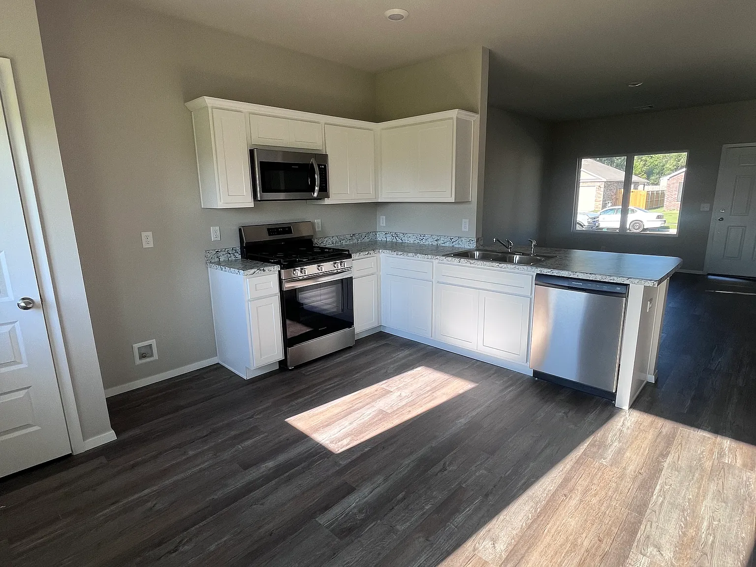 3 bed, 1143 sqft, $1,550 — Photo 4