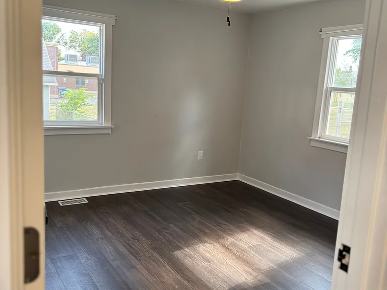 619 W Jackson St — Photo 7