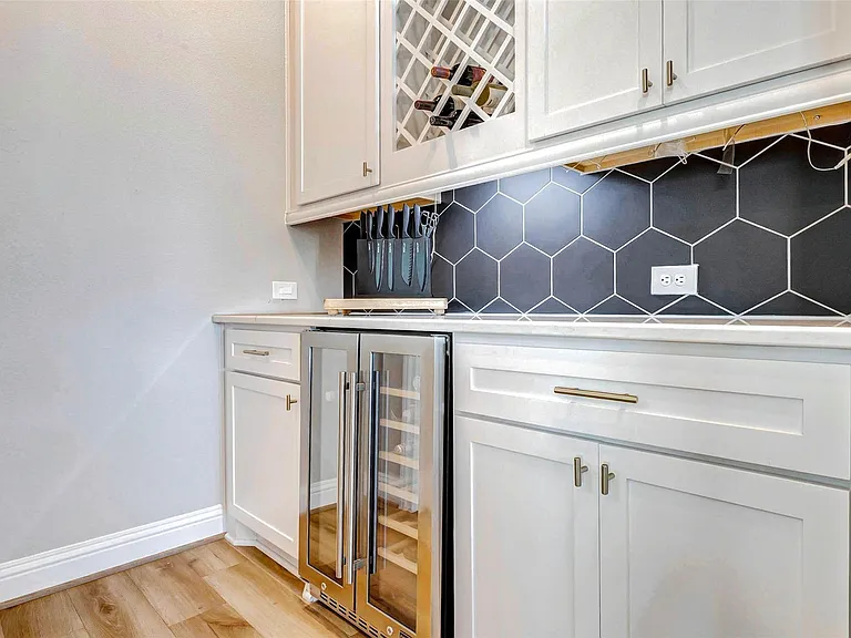 1719 Rustling Creek Dr — Photo 14
