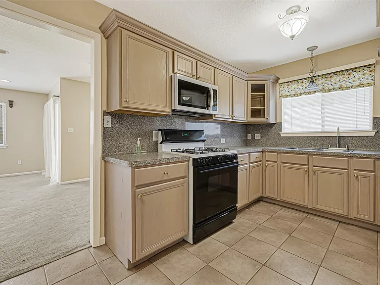 3816 Newton Dr — Photo 5